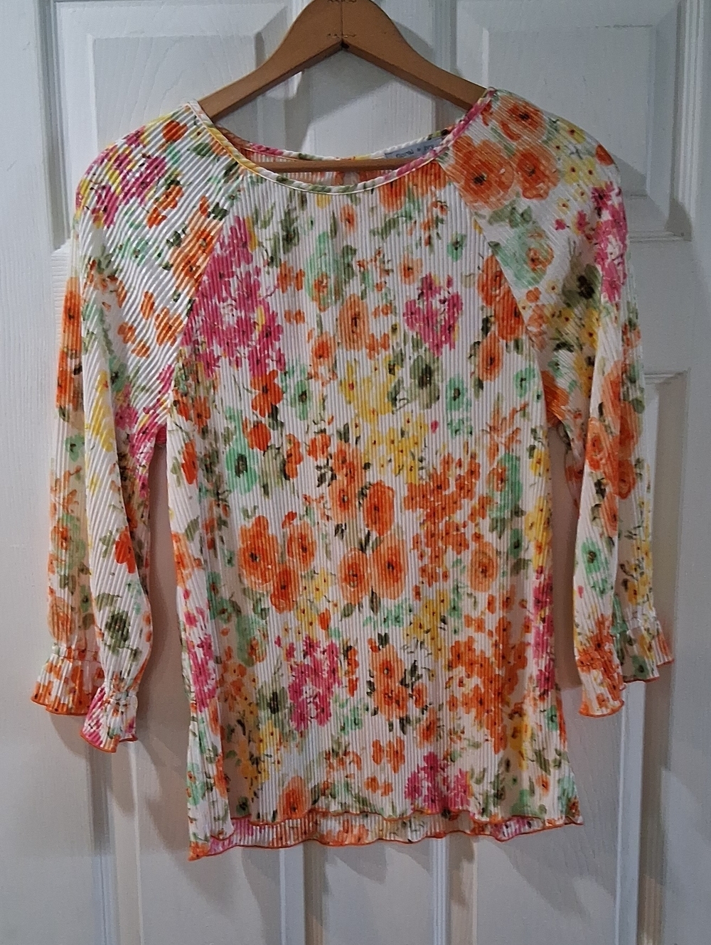 Floral & Ivy Scrunch Ribbed 3/4 Ruffle Sleeve Top - White Orange & Pink Flowers